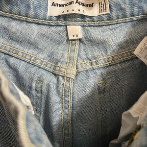 Vintage inspired high rise mom jean. Finished with a zip fly and four pockets.